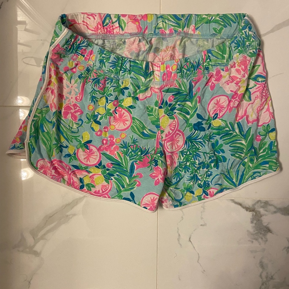 FREE ADD ON TO A BUNDLE OF 3+ ITEMS! 
Lilly Pulitzer Floral Elastic Waist Shorts